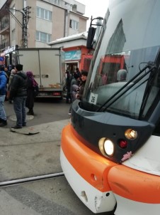 Kamyonet Önce Tramvayla Çarpıştı, Sonra İş Yerine Girdi