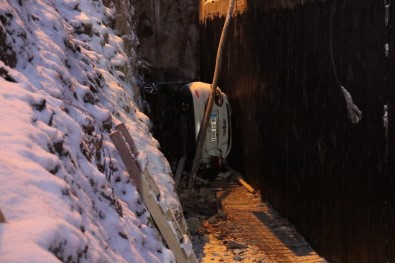 Karda Kayan Otomobil İnşaata Düştü Açıklaması 2 Yaralı