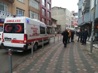 LİSE ÖĞRENCİSİ - Kavga Eden Öğrencileri Ayırmak İsteyen Esnaf Bıçaklandı