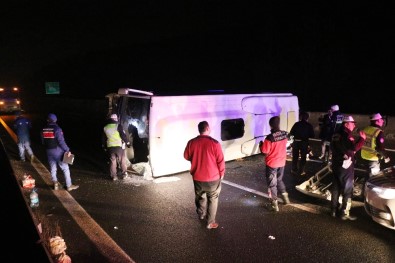 Lastiğe Çarpan Minibüs Devrildi Açıklaması 17 Yaralı