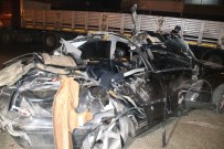 LÜKS OTOMOBİL - Lüks Otomobil Park Halindeki Tıra Çarptı; 1 Ölü 2 Yaralı