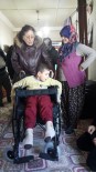Üniversite Öğrencileri, Gündeliğe Gidip İhsan Kemal'e Tekerlekli Sandalye Aldı