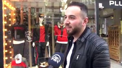 Üşüyen Sokak Kedileri Mağaza Vitrinlerinde Isınıyor