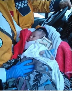 Vicdansızlar Bebeği Cami Avlusuna Bırakıp Kaçtı