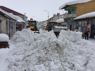 Bingöl'de Karla Kapanan 229 Köy Yolu Ulaşıma Açıldı