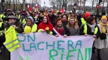 Fransa'da 'Sarı Yelekli Kadınlardan' Gösteri