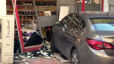 Kahramanmaraş'ta Otomobil Markete Girdi