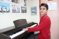 SINIF ÖĞRETMENİ - Piyano Çalmayı Okul Koridorlarında Öğrendi