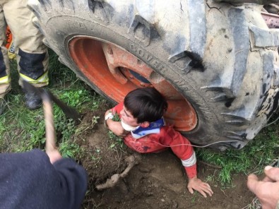 Traktörün Tekerinde Sıkışan Çocuğu AKS Ekipleri Kurtardı