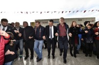 HAMSİ FESTİVALİ - 5 Ton Hamsinin Dağıtıldığı Muratpaşa'da Eller Horonda Birleşti