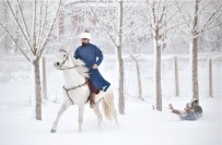 OKÇULUK KULÜBÜ - Atın Arkasına Bağladıkları 'Bidonla' Kayak Keyfi Yaşadılar