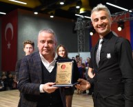 NAZIM HİKMET - Başkan Böcek, Dereceye Giren Sporculara Kupalarını Verdi