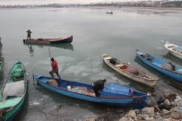 RAMAZAN ÇELIK - Beyşehir Gölü'nde Buzlar Arasında Avlanma Mesaisi