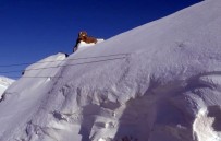 KAR KALINLIĞI - Elektrik Direkleri 7 Metreyi Bulan Karın Altında Kayboldu