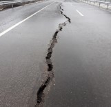 YAĞIŞLI HAVA - Karayolunda Korkutan Yarık