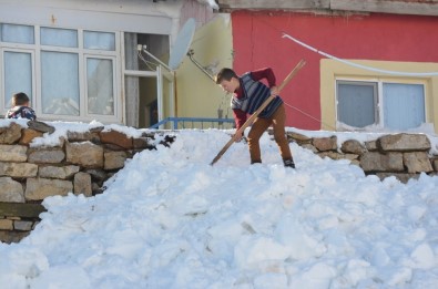 Kayseri'nin Develi İlçesinde İki Metre Kar Hayatı Felç Etti