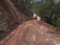 KARACAÖREN - Kumluca'da Heyelan Nedeniyle Kapanan Mahalle Yolları Ulaşıma Açıldı