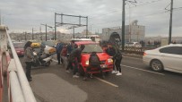 (Özel) Galata Köprüsü'nde Bozulan Otomobili Elleriyle Çektiler
