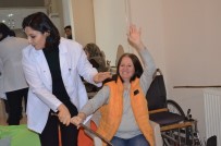 DEMANS - (Özel) Gönüllü Fizyoterapist Hastalara Sağlık Aşılıyor
