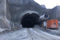 OKAN YıLMAZ - Yusufeli'de Tünel Çalışmasında Üzerine Kaya Düşen 2 İşçi Yaralandı