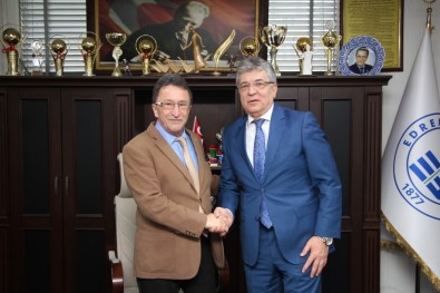 Belediye Başkan Adayı Arslan, Belediye Başkanı Saka'yı Ziyaret Etti