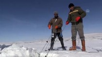 OKTAY KAYA - Eskimo Usulü Balık Avlıyorlar