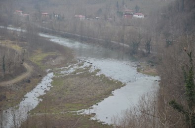 Irmaktaki Çuvallar Mahalleliyi Tedirgin Etti