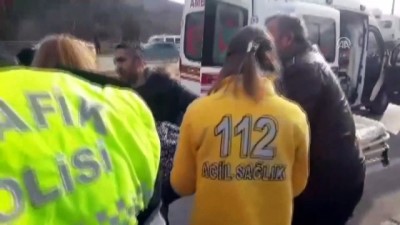 Karabük'te, Devrilen Otomobildeki Çift Yaralandı