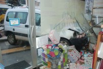 ÇEÇENISTAN - Kontrolden Çıkan Araç İş Yerine Daldı