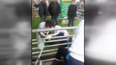 Otomobil Kaldırımdaki Yayalara Çarptı Açıklaması 3 Yaralı