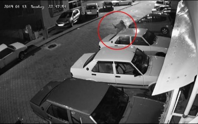 Otomobile Levyeyle Saldırdı