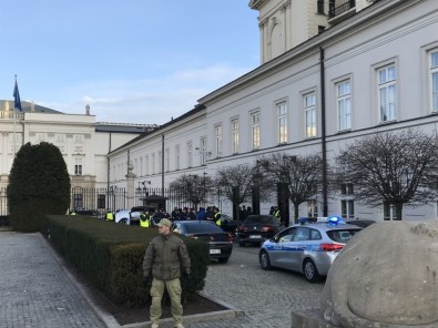 Polonya'da Bir Araç Cumhurbaşkanlığı Sarayı'na Girmeye Çalıştı