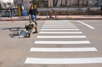 SIIRT BELEDIYESI - Siirt'te Okul Önlerinde Yaya Geçidi Ve Çizgi Çalışması Başlatıldı