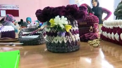 Tığ Tutmayı Öğrenip Yaptığı Örgüleri Yurt Dışına Satıyor