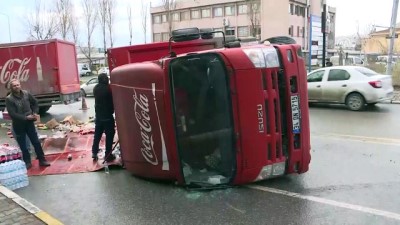 Avcılar'da Meşrubat Yüklü Kamyonet Devrildi