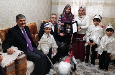 Başkan Çetin Ve AK Parti Adayı Yılmaz Sünnet Olan Çocukları Ziyaret Etti