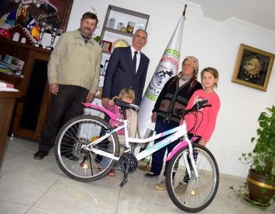 Başkan Kale'den Zeynep'e Bisiklet