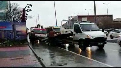 Beylikdüzü'nde Vinç Devrildi