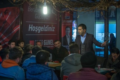 Gençler CHP Kuşadası Belediye Başkan Adayı Ömer Günel'i Seçim Bürosunda Ziyaret Etti