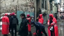 ÇÖKME TEHLİKESİ - GÜNCELLEME - İzmir'de 3 Katlı Metruk Bina Çöktü