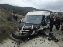 OSMAN KARAGÖZ - İşçi Servisi İle Otomobil Çarpıştı Açıklaması 1 Ölü, 19 Yaralı