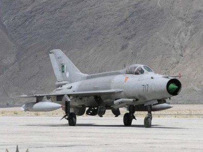 Pakistan'da Askeri Uçak Düştü