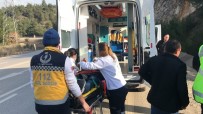 MURAT BOZ - Takla Atan Aracın Sürücüsü Yaralandı