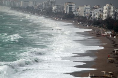 Antalya'da Fırtına Dev Dalgalar Oluşturdu