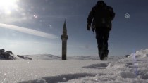 KÖY MEZARLIĞI - Buz Tutan Barajdaki Minare İlgi Çekiyor
