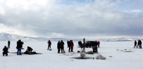EKMEK TEKNESI - Erzurum Ve Ağrı'da Eskimo Usulü Balık Avlıyorlar