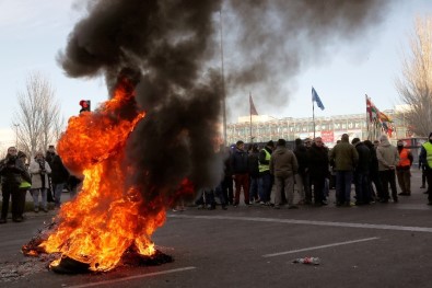 İspanya'da Taksiciler Uluslararası Turizm Fuarına Giden Yolları Kapattı