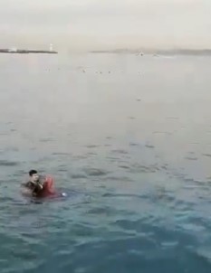 Kadıköy'de Kahraman Çevik Kuvvet Polisinin Denize Düşen Genç Kızı Kurtarma Anları Kamerada