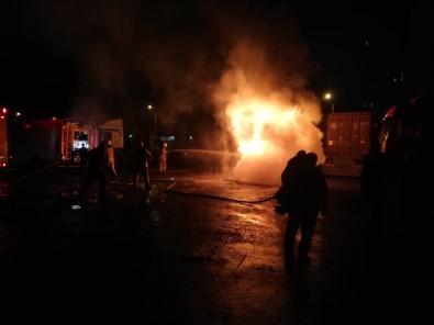 (Özel) Alev Alev Yanan Tır, Geceyi Aydınlattı