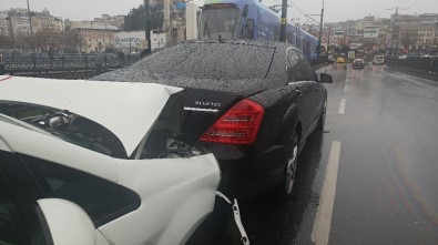 (Özel) Galata Köprüsü'nde Trafik Kazası Açıklaması 1 Yaralı
